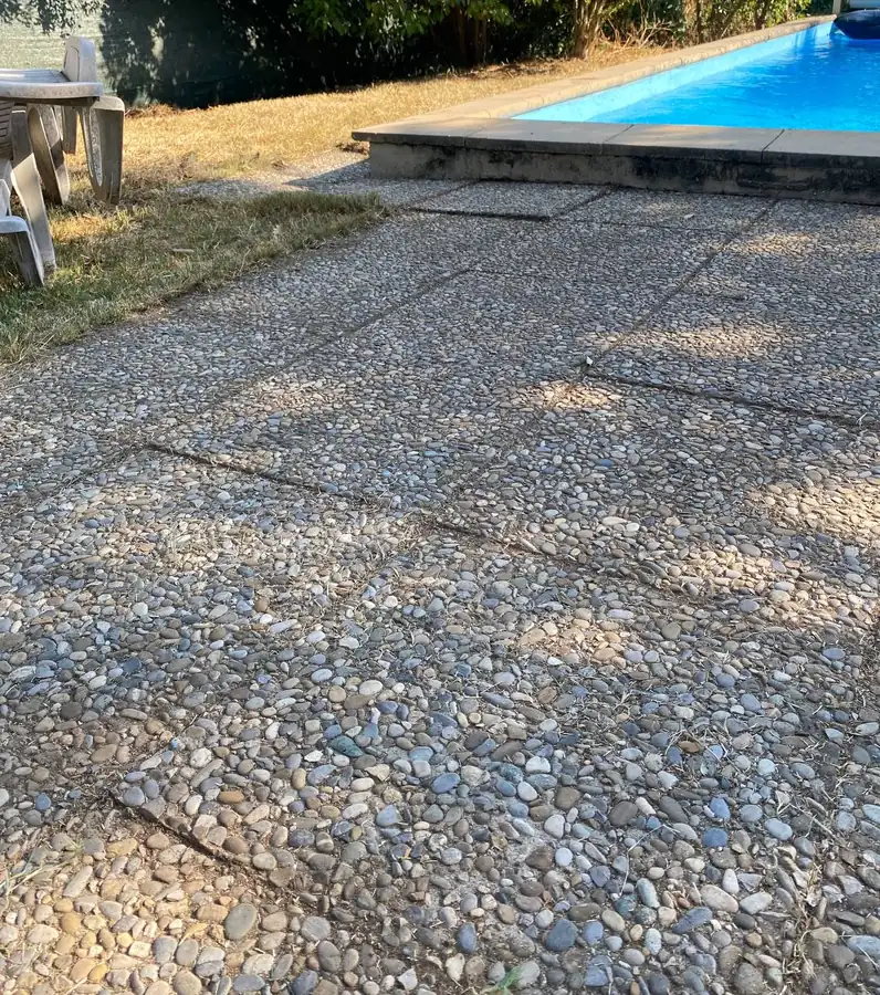 Dalles de galets lavés au bord d’une piscine, Sainte-Maxime